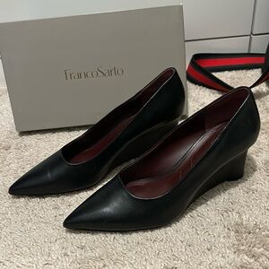 Black womens dress shoe. Never worn